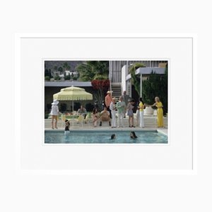 Slim Aarons, Poolside Gathering, Druck auf Fotopapier, Gerahmt