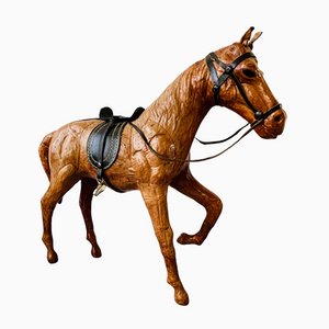 Figura de caballo de cuero con montura