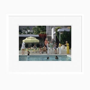 Slim Aarons, Poolside Gathering, Stampa su carta fotografica, Incorniciato