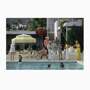 Slim Aarons, Poolside Gathering, Impression sur Papier Photo, Encadré