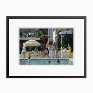 Slim Aarons, Poolside Gathering, Druck auf Fotopapier, Gerahmt