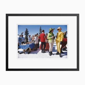 Slim Aarons, Snowmass Gathering, Druck auf Fotopapier, Gerahmt