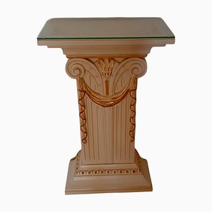 Pedestal o columna pintada de estilo clásico