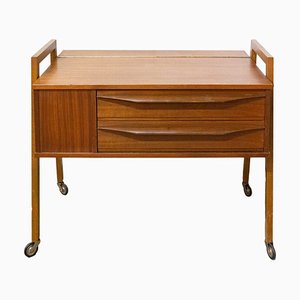 Mesa auxiliar escandinava Mid-Century de teca con ruedas