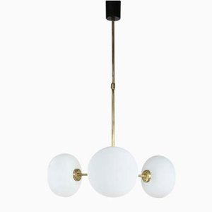 Lampadario Mid-Century in vetro opalino in ottone