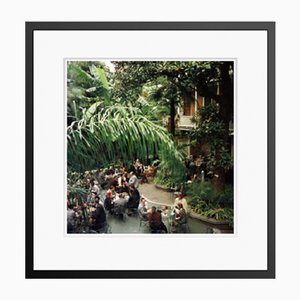 Slim Aarons, Brunch at Brennan's, Druck auf Fotopapier, Gerahmt