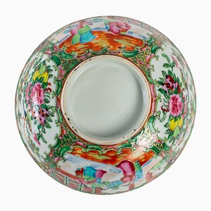Cuenco Canton circular de porcelana policromada de mediados del siglo XIX