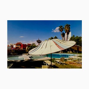Sonnenschirm am Pool, El Marokko Motel, Las Vegas, 2001, Farbfotografie