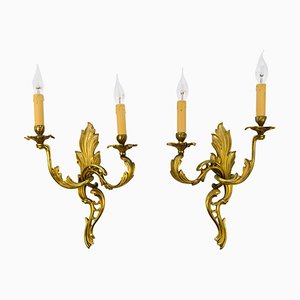 Apliques franceses estilo Luis XV de bronce con dos luces. Juego de 2
