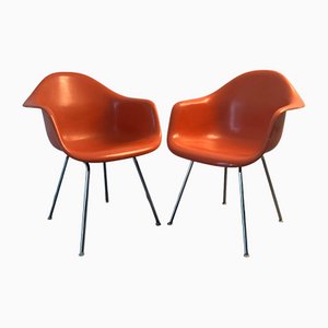 Orangefarbene Dax Armlehnstühle aus Glasfaser von Charles & Ray Eames für Herman Miller, 2er Set