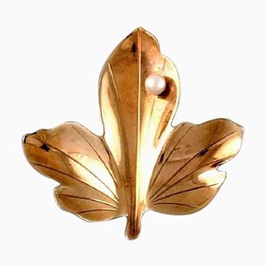 Scandinavian Leaf-Shaped Brooch in 14 Carat Gold with Cultured Pearl