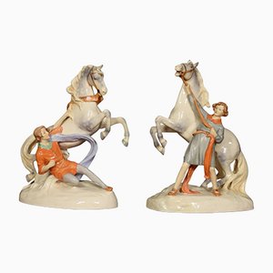 Figuras de hombres jóvenes con caballos de Royal Dux. Juego de 2
