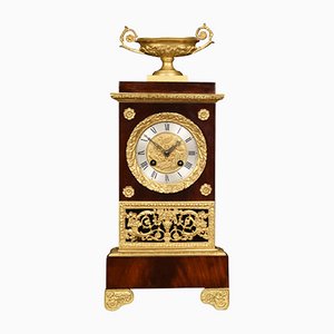 Reloj de repisa francés estilo imperio de caoba montada en metal dorado