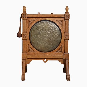 Gong gótico renacentista con marco de roble