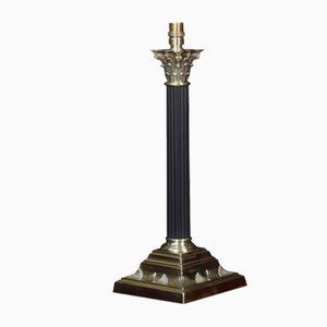 Lámpara de mesa con columna corintia de latón