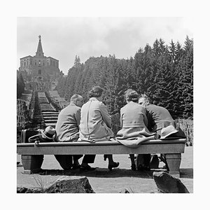 Stampa di coppie su una panchina di fronte a una statua a Kassel, 1937