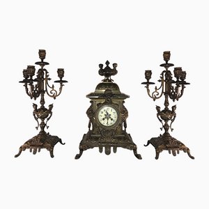 Reloj de repisa francés con candeleros de bronce, década de 1880. Juego de 3