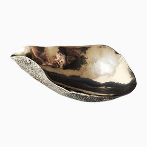 Handgegossener OYSTER Briefbeschwerer / Massive Bronze / Goldene Patina von Sarah-Linda Forrer