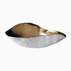Oyster Briefbeschwerer aus handgegossener massiver Bronze & weißer Patina von Sarah-Linda Forrer