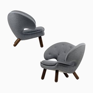 Pelican Chair Stoff mit Knöpfen und Holz von Finn Juhl für Design M