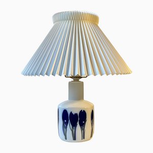 Lámpara de mesa modernista de porcelana con tulipanes azules de Bing & Grøndahl, años 70