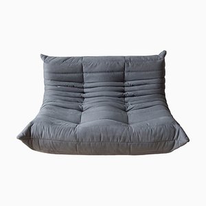 Sofá de dos plazas Togo de microfibra en gris de Michel Ducaroy para Ligne Roset