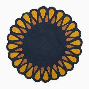 Mantel individual DROPS Off azul marino / mostaza de lino bordado de Los Encajeros