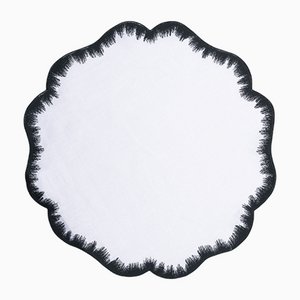 Weiß / schwarz besticktes VALVER Tischset aus Leinen von Los Encajeros