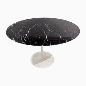 Tulip Tisch mit weißem Gestell und schwarzem Marmor von Saarinen für Knoll Inc. / Knoll International
