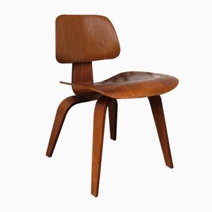 DCW Stuhl aus Nussholz von Charles & Ray Eames für Herman Miller, 1952