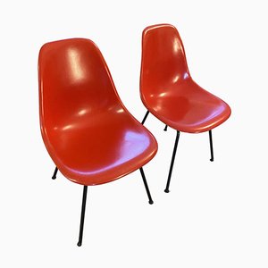 Chaises en Fibre de Verre Rouge par Charles & Ray Eames, 1970s, Set de 2
