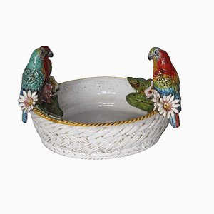 Centrotavola con pappagalli e fiori in ceramica di Ceramiche Ceccarelli