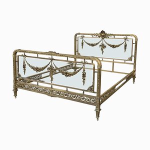 Cama francesa Belle Époque de bronce, latón y vidrio, siglo XIX