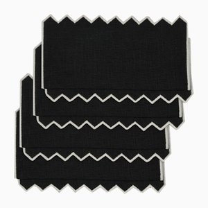 Servilleta TRIANGU de lino bordado en blanco y negro de Los Encajeros