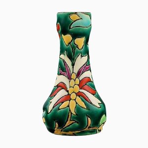 Französische Art Deco Vase mit Handbemalten Blumen auf Grünem Hintergrund