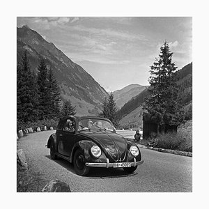 Explorando el campo en un Volkswagen Beetle, Alemania, 1939, Fotografía