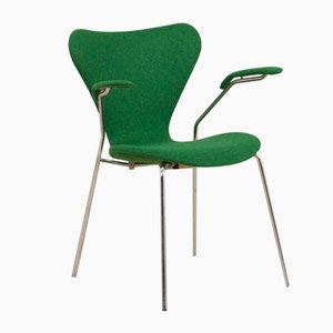 Sedia nr. 3207 con braccioli in lana verde di Arne Jacobsen per Fritz Hansen, Danimarca
