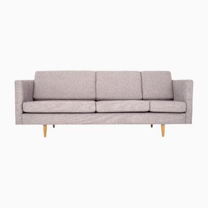 Graues Sofa im skandinavischen Design