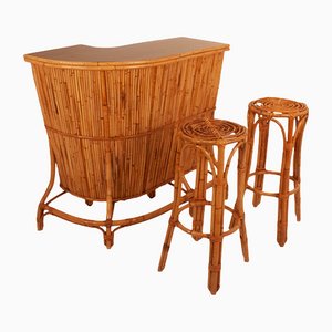 Mueble bar y taburetes Mid-Century de bambú, años 60. Juego de 3