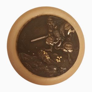 Figurine de Samouraï sur un Disque en Forme de Métal