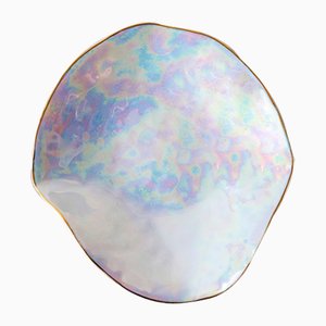 Piatto piccolo Indulge nr. 5 in porcellana iridescente di Sarah-Linda Forrer