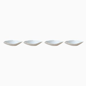 Platos Indulge Nº5 pequeños de porcelana blanca hechos a mano con borde dorado de 24 quilates de Sarah-Linda Forrer. Juego de 4