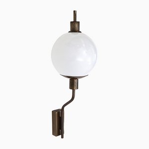Wandlampe aus brüniertem Messing & kugelförmigem Glas, 1950er