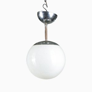 Lámpara colgante italiana de hierro cromado con bola de vidrio opalino, años 60