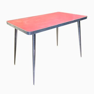 Tavolo vintage in formica rosa con struttura in acciaio, anni '50