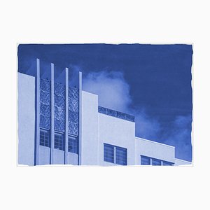 Kind of Cyan, Dreißiger Jahre Gebäude mit Himmel, 2021, Cyanotype Print