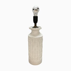 Lámpara de mesa italiana Mid-Century de cerámica blanca y bambú sintético de Tommaso Barbi, años 70