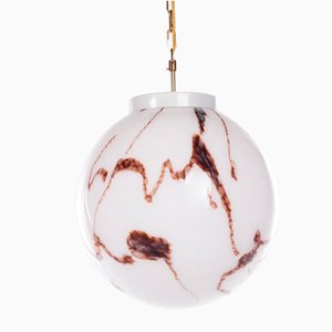 Lampada a sospensione vintage in stile Hollywood Regency con sfera in vetro bianco