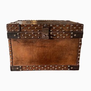 Antike Kiste aus Leder mit Nieten