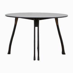 PH Ax Tisch, Schwarze Eichenbeine, Furnier Tischplatte, Rote PH 3 ½ - 2 ½ Lampe